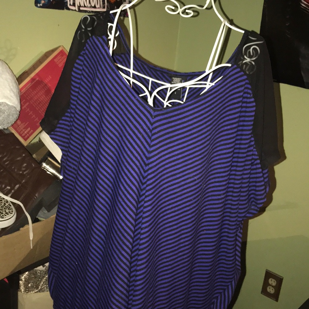 Cute top with mesh sleeves